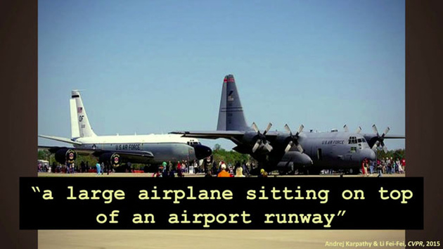 "Большой самолет стоит в начале взлетно-посадочной полосы аэропорта"