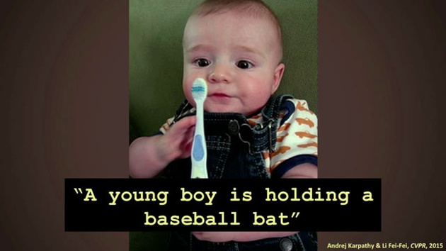 "Маленький мальчик держит бейсбольную биту"