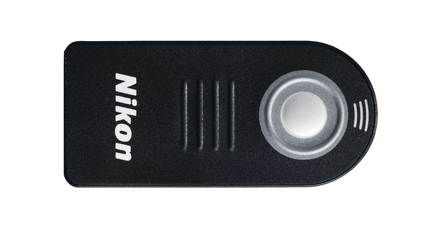 Простейший пульт дистанционного управления для фотоаппаратов Nikon ML-L3 позволяет сглаживать даже минимальные движения камеры на штативе при нажатии на кнопку спуска и получать более чёткие кадры.