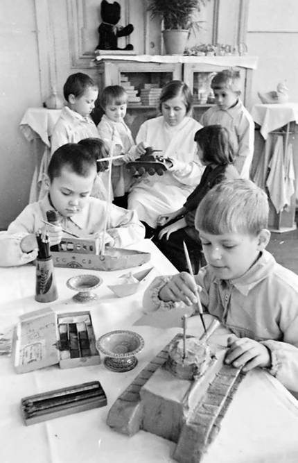 Дети готовят подарки для раненых бойцов Московского госпиталя. 1942