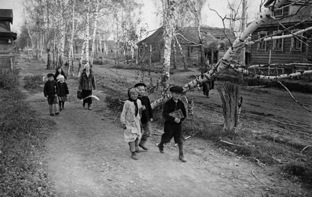 Дети идут в школу по улице освобожденного села на Ржевском направлении. 1942-43
