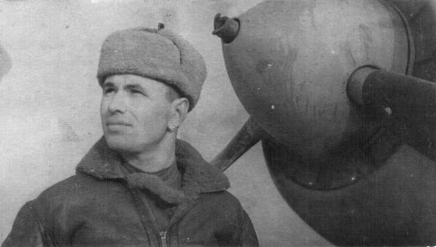 Командир эскадрильи 31-го истребительного авиаполка капитан Скоморохов у истребителя Ла-5 в Венгрии. 1945