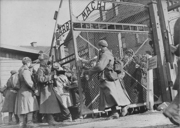 Советские солдаты открывают ворота концлагеря Освенцим, освобождая заключенных. 1945