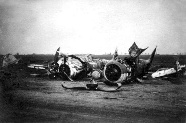 Разбитые немецкие истребители Fw.190 на аэродроме Ютерборг под Берлином. 1945