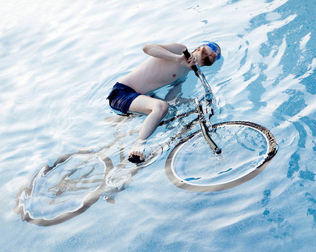 В Калифорнии запрещено ездить на велосипеде в бассейне.