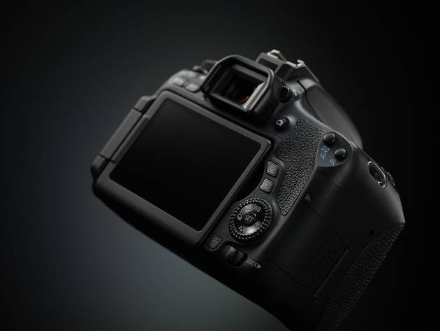 Навипэд на задней панели Canon EOS 760D окружен управляющим кольцом