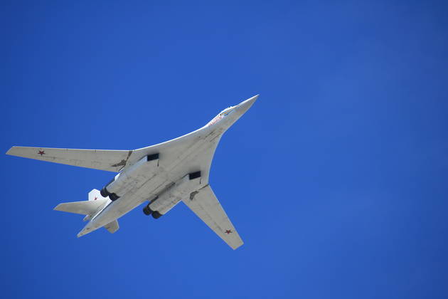 Сверхзвуковой стратегический бомбардировщик-ракетоносец с крылом изменяемой стреловидности Ту-160 «Белый лебедь»