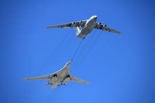 Ил-78 и Ту-160. Имитация дозаправки в воздухе