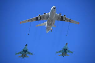 Ил-78 и Су-34. Имитация дозаправки в воздухе