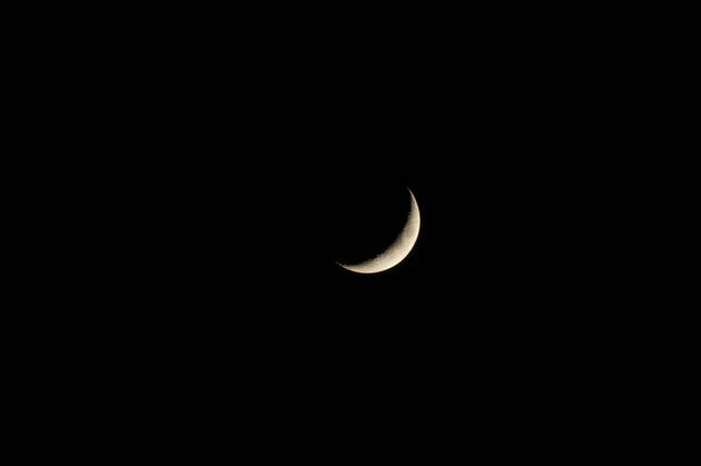 Снимок Луны, сделанный глубокой ночью. Ночь темна, а серп Луны — очень ярок. Поэтому ни неба, ни какого-то фона на на фотографии видно не будет. 