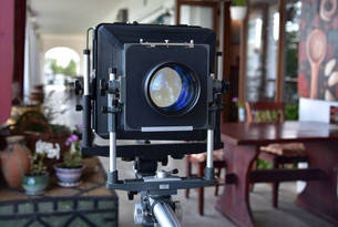 Современная форматная камера, по своей конструкции точно повторяющая фотоаппараты XIX века