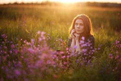 При съёмке портрета на природе можно не включать солнце в кадр. Главное — получить от него красивое освещение.