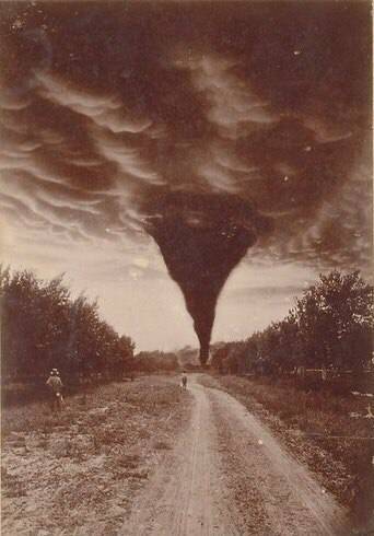 Одна из первых фотографий торнадо. 1898 год