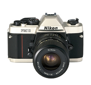 Nikon FM10 — единственная зеркалка Nikon без автофокуса, которую можно до сих пор купить не только на вторичном рынке, но и в официальных магазинах. И да, к тому же это плёночная фотокамера. 