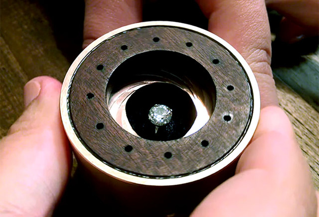 Коробочка для обручального кольца – в виде работающей диафрагмы