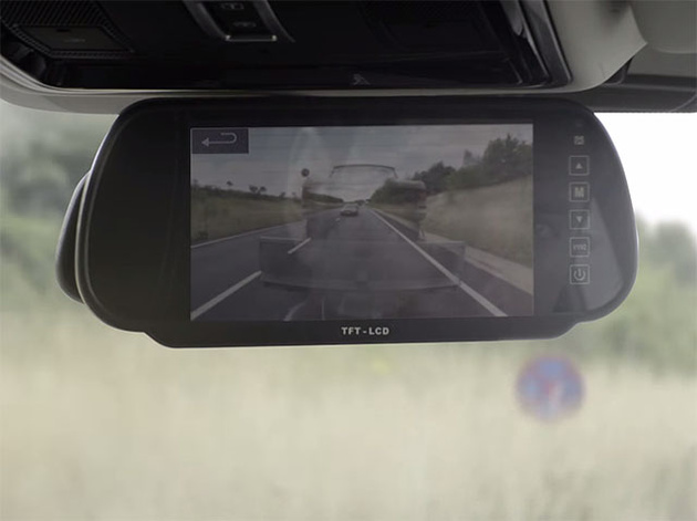 Land Rover разрабатывает систему, убирающую прицеп из зеркала заднего вида
