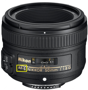 Объектив, оснащенный приводом AF-S: Nikon AF-S 50mm f/1.8G Nikkor 
Работая с объективами AF-S, для включения ручной фокусировки, достаточно повернуть в нужное положение переключатель на самом объективе. 