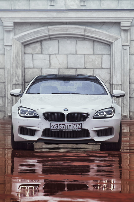 Под двумя колпаками фар по-прежнему четыре, традиция BMW живет. Рот, затянутый декоративной сеткой, жадно поглощает кубометры воздуха на скорости.

Фото сделано в Zhavoronki Event Hall