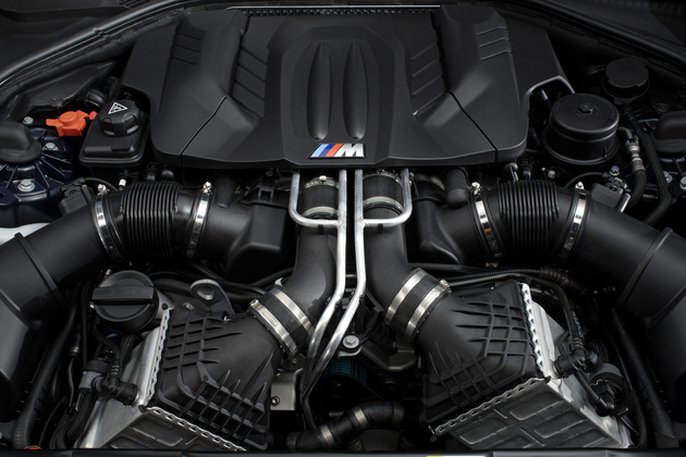Двигатель машины аналогичен агрегату, который стоит у BMW M5: те же восемь цилиндров, две турбины и 0.9 атмосферы давления наддува