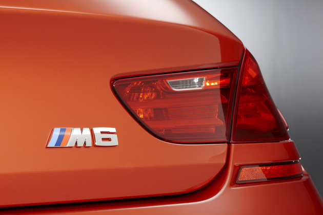Фирменный триколор подразделения M GmbH, придуманный дизайнером Джорджетто Джуджаро, осеняет собой все «особые» шильды BMW
