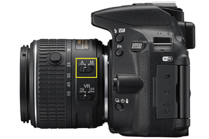 На моделях начального уровня (например, Nikon D3300 и Nikon D5500) автофокус включается переключателем на объективе. Он должен быть в положении A. 