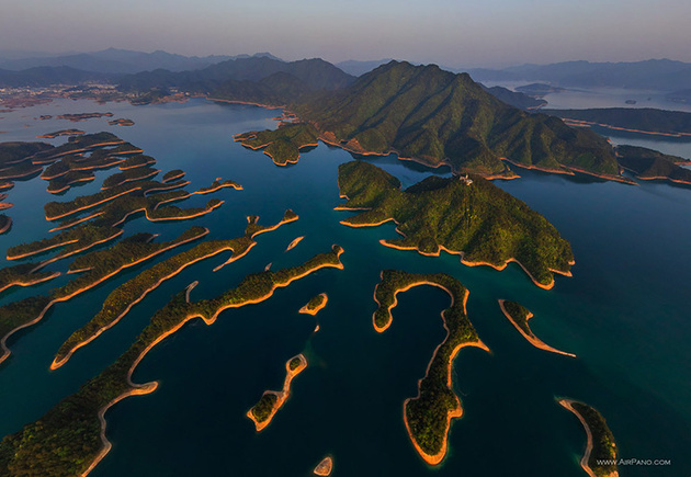 Озеро Цяньдаоху, Ханчжоу, Китай
