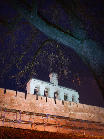 Великий Новгород. Вид на стену кремля со стороны реки Волхов. Для создания эффекта подсветки дерева был использован обыкновенный ручной фонарик. Снимок экспонировался на протяжении 30 секунд для того, чтобы ствол и крона дерева были освещены равномерно. F13, ISO 100.