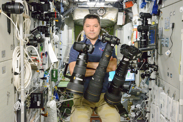 Российский космонавт Олег Кононенко с фототехникой Nikon на борту МКС