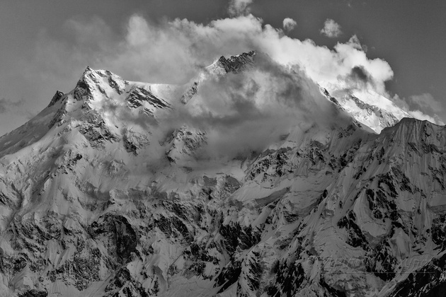 Нангапарбат (8125м) — девятый по высоте восьмитысячник, находится на северо-западе Гималаев. Наряду с К2 и Анапурной входит в тройку самых опасных для восхождения вершин.