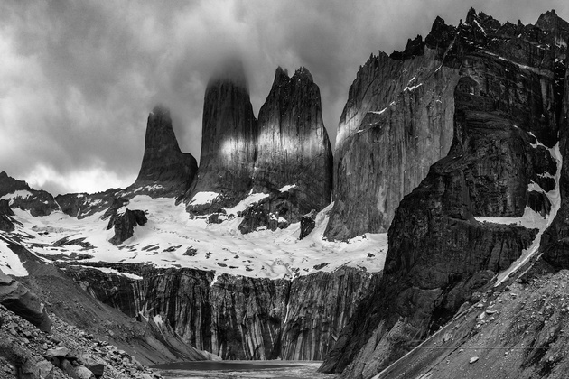 Торрес-дель-Пайне, или башни Пайне — три массивных гранитных столба, возвышающиеся приблизительно на 3000 метров, в одном из самых прекрасных национальных парков Южной Америки.