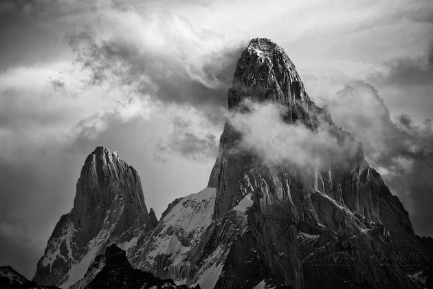 Вершина Фицрой (3405м), одна из красивейших на земле, находится в Патагонии на границе Аргентины и Чили.