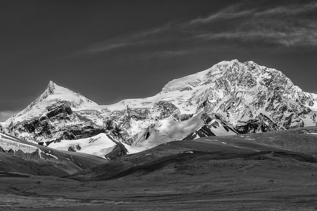 Шишабангма — горный массив в Гималаях, находится на территории Тибета, две вершины превышают 8000 метров (8027 и 8008). Считается самым «легким» среди восьмитысячников, однако при попытках восхождения погиб 21 человек.