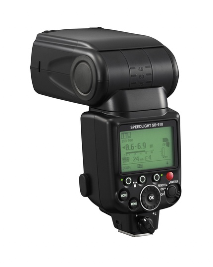 Дисплей, отображающий многочисленные съёмочные параметры вспышки Nikon Speedlight SB-910
