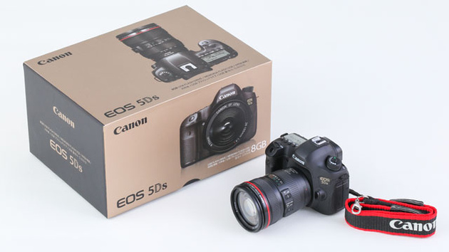 Модель Canon 5DS в масштабе 1:2,6 – с двумя USB-флешками в виде объективов