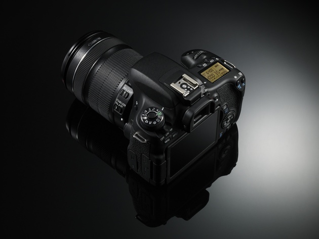 Canon EOS 750D по удобству управления приближается к профессиональным зеркальным фотоаппаратам.