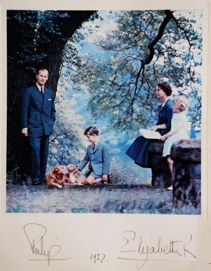 1957г.  Королева Елизавета II, герцог Эдинбургский Филипп с сыном принцем Чарльзом и дочерью принцессой Анной