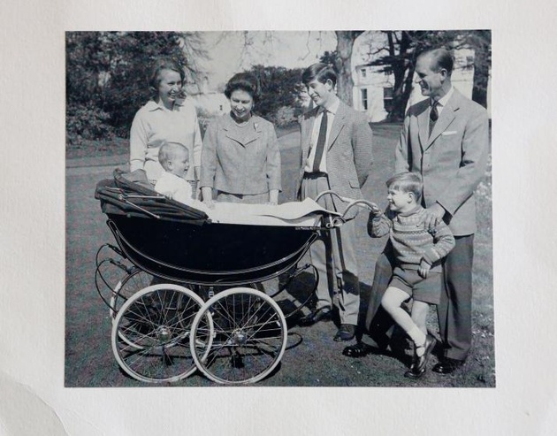 1965г.. Королева Елизавета II и герцог Эдинбургский Филипп с детьми принцессой Анной, принцем Эдвардом, принцем Чарльзом и принцем Эндрю