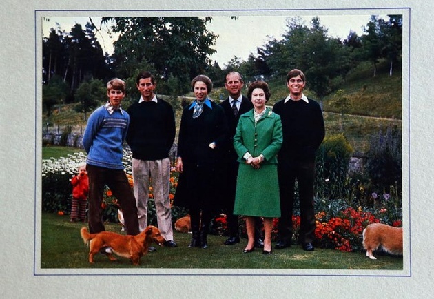 1979г. Королева Елизавета II и герцог Эдинбургский Филипп с детьми. Слева направо: принц Эдвард, принц Чарльз, принцесса Анна и принц Эндрю. Сын принцессы Анны Питер Филлипс слева
