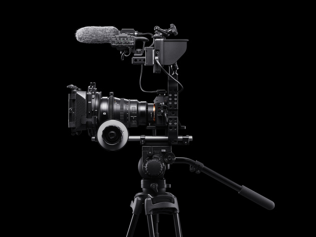 Sony Alpha ILCE-7SM2 установлена на риге и оснащена дополнительными аксессуарами для видеосъёмки.