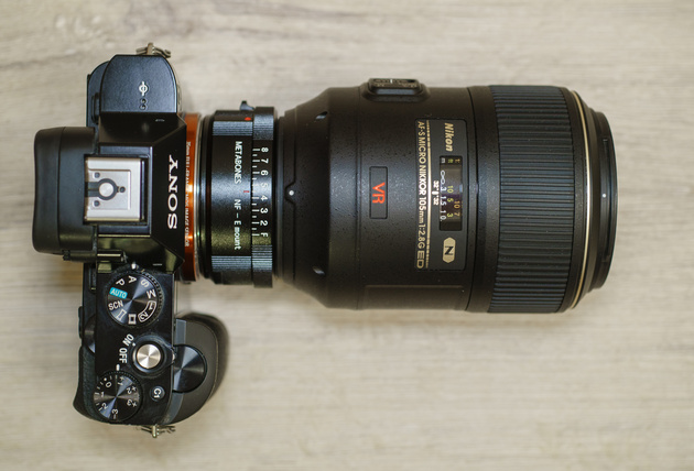 Переходник Metabones позволяет установить на камеру объективы Nikon. Управление диафрагмой осуществляется механически.