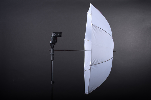 Вспышка Nikon SB-700, установленная на фотостойку с зонтом, работающим на просвет.