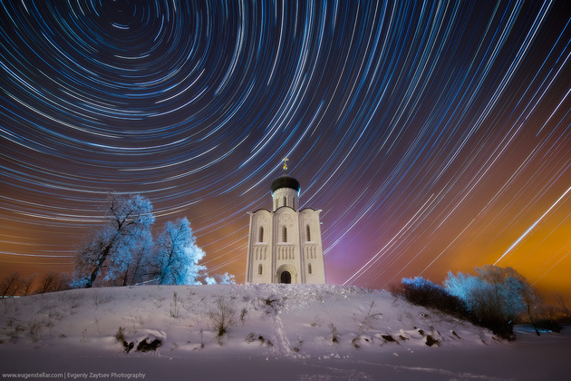 Звездные следы над церковью Покрова на Нерли © Евгений Зайцев