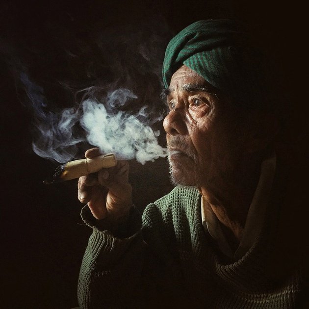 «Курящий старик», Онг Пай Со. Номинация: «Портреты»

