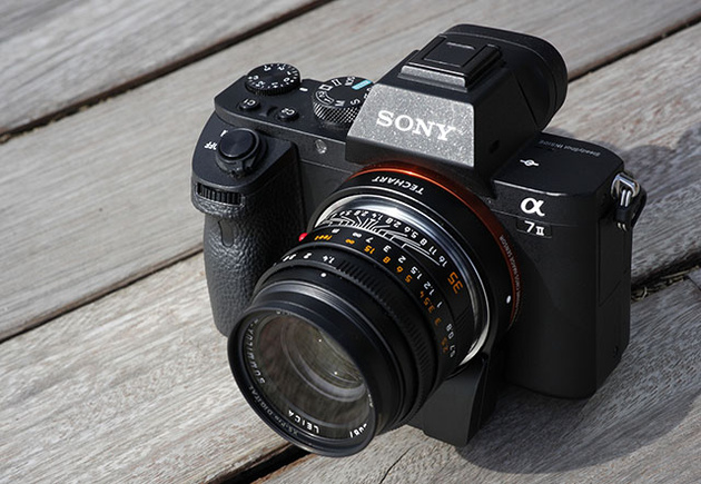 Объектив Leica 35мм, установленный с помощью адаптера Techart PRO AF на камеру Sony a7 II