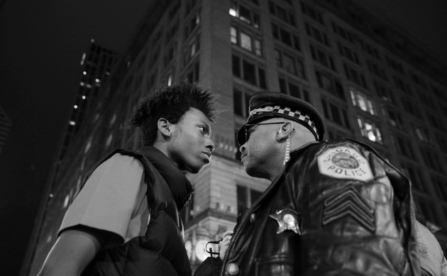 Номинация:  «Актуальные проблемы»
«Марш против полицейского насилия», Джон Дж. Ким (США)
Ламан Реккорд и сержант полиции смотрят друг другу в глаза во время протестов, начавшихся в Чикаго после того, как полицейский смертельно ранил 17-летнего чернокожего Лакуана Макдональда. 25 ноября 2015 года.