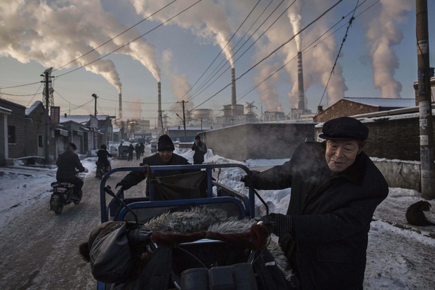 Номинация: «День за днём»
«Угольная зависимость Китая», Кевин Фрэйер (Канада)  (Getty Images)
Жители китайской провинции тянут повозку на фоне угольной электростанции в провинции Шаньси. Из-за сильной зависимости от угля для производства электроэнергии на Китай приходится почти треть мировых выбросов углекислого газа, которые считаются одной из основных причин глобального потепления.