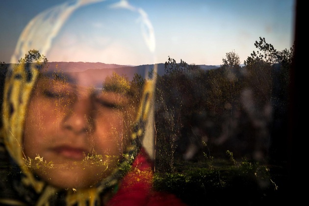 Номинация: «День за днём»
«На свет», Зохре Сабери (Иран) ( Mehr News Agency)
Слепая от рождения Рахеле стоит у окна, наслаждаясь тёплым солнечным светом. Баболь, провинция Мазендеран, Иран, 12 ноября 2015 года.