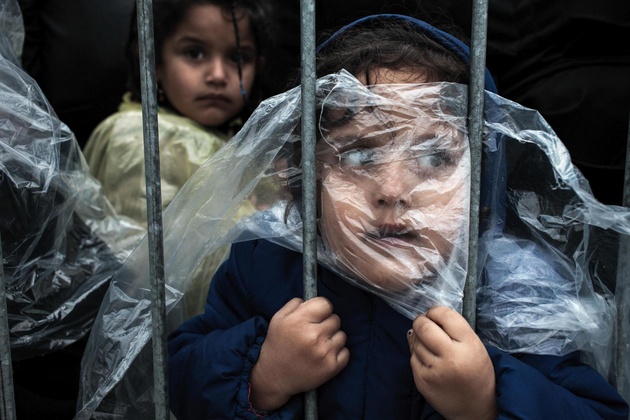 Номинация: «Люди»
«В ожидании регистрации», Матич Зорман (Словения)
Девочка ожидает очередь на регистрацию в лагере беженцев в Прешево, Сербия, 7 октября 2015 года.
