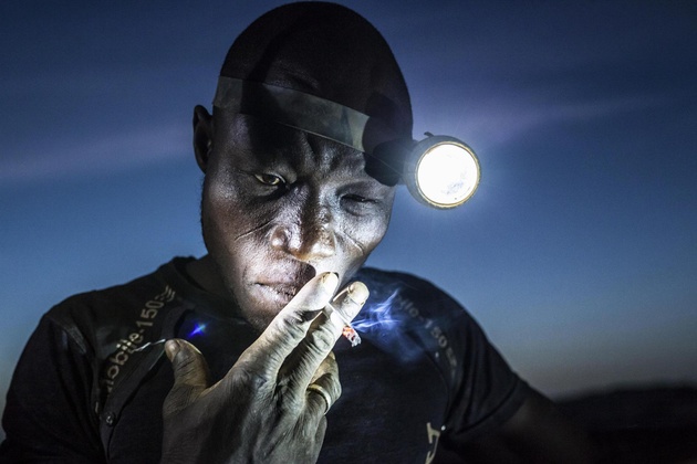 Номинация: «Люди»
«Добывая будущее», Матьяс Кривич (Словения)
Шахтёр курит перед возвращением в шахту. Буркина-Фасо, 20 ноября 2015 года.
