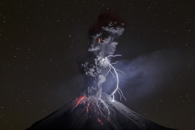 Номинация: «Природа»
«Мощь природы», Серхио Тапиро (Мексика)
Извержение вулкана Колима ночью одновременно с ударом молнии. Комала (штат Колима, Мексика) 13 декабря 2015 года